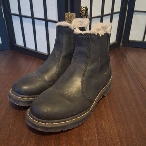 Dr Martens Faux Fur Lined Chelsea Boots Size 7 Gently Worn Great Condition!